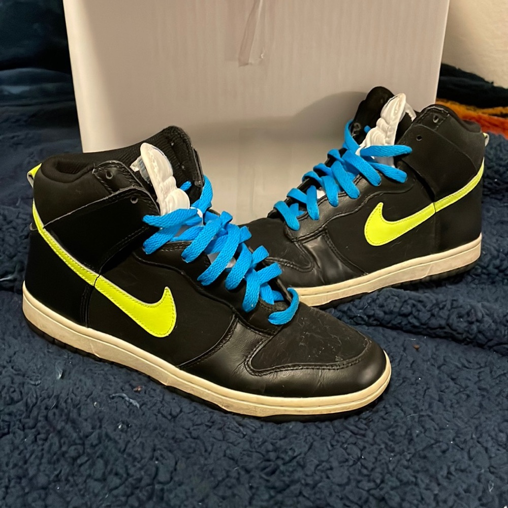 Nike high tops woman’s 8.5. Color black, neon blue and neon yellow